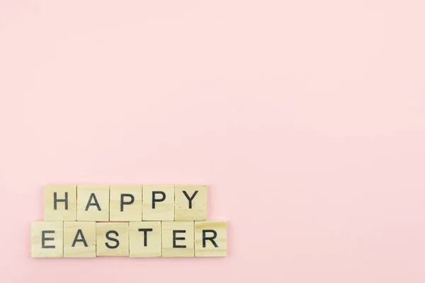 Texto Bloques Madera Ortografía Palabra Feliz Pascua Sobre Fondo Rosa — Foto de Stock