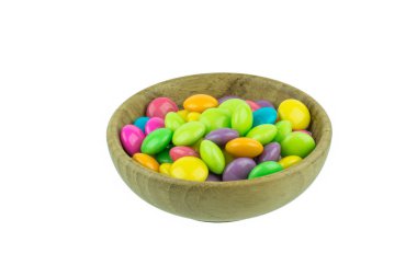 beyaz arka plan üzerinde izole renkli çikolata kaplı şeker