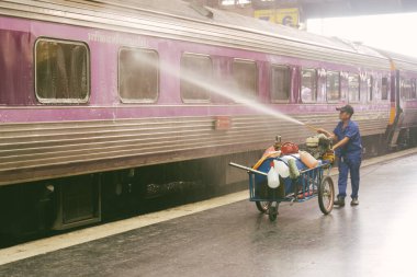 Demiryolu çalışanları turistlerin güvenliği için temizlik treni hazırlıyor.