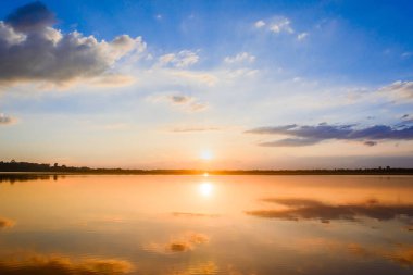 Denizde gün doğumu