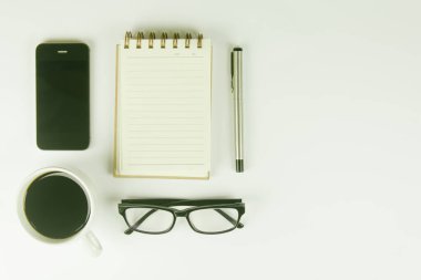 Üzerinde bir sürü şey olan beyaz ofis masası. Kopyalama alanı olan üst görünüm.