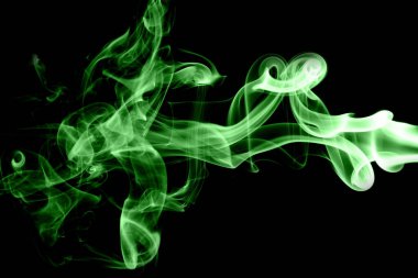 Siyah arkaplanda yeşil duman