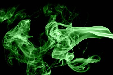 Siyah arkaplanda yeşil duman