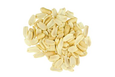 Beyaz arka planda soyulmuş ve izole edilmiş yerfıstıkları.