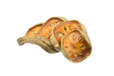 Beyaz zemin üzerinde kuru Bael Meyve Çayı (Aegle marmelos) izole