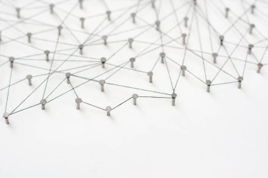 Varlıkları birbirine bağlayan. Ağ, ağ, sosyal medya, internet iletişimi soyut. Daha büyük bir ağa bağlı küçük bir ağ. Kağıt üzerinde siyah bir renkle pamukla birbirine bağlanmış.