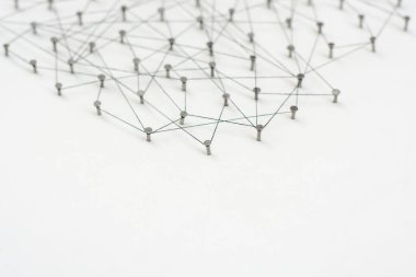 Varlıkları birbirine bağlayan. Ağ, ağ, sosyal medya, internet iletişimi soyut. Daha büyük bir ağa bağlı küçük bir ağ. Kağıt üzerinde siyah bir renkle pamukla birbirine bağlanmış.