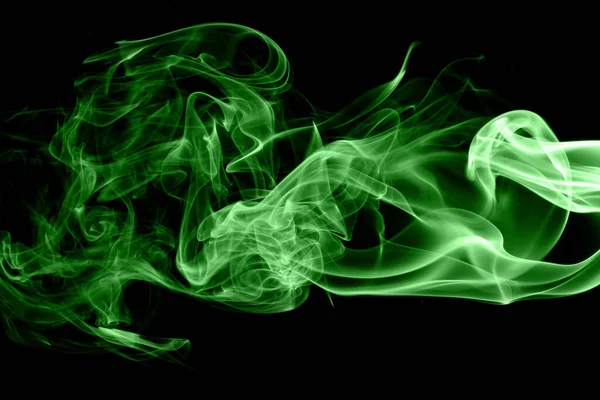 黑色背景下的绿烟 — 图库照片