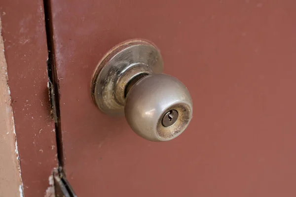 Maçaneta Porta Fechadura Feita Latão Velha Porta Madeira — Fotografia de Stock