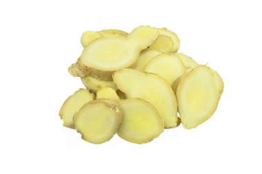 Beyaz arka planda izole edilmiş taze zencefil ve yığın dilimleri.