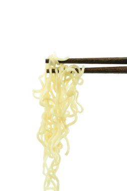 Çubuklarda beyaz arka planda izole edilmiş doğu erişteleri var.