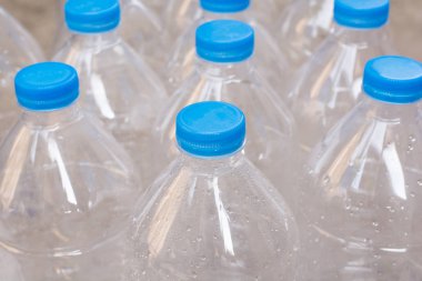 su şişeleri satırları