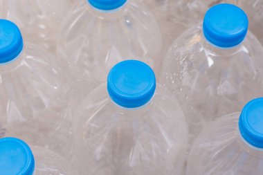 su şişeleri satırları