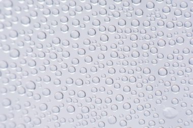 Plastik şişe su damlası kadar kapatın