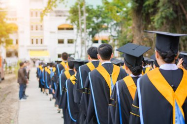 Üniversitesi'nde mezuniyet sırasında mezunları arkasında. Yakın çekim