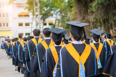 Üniversitesi'nde mezuniyet sırasında mezunları arkasında. Yakın çekim