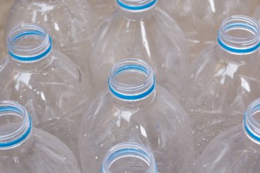 su şişeleri satırları