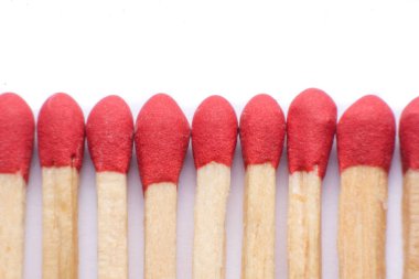 Yakın plan kırmızı eşleşme beyaz arkaplanda izole edildi