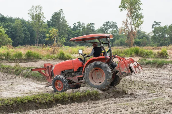 Agricultores Tailandeses Estão Usando Trator Para Preparar Solo Para Cultivo — Fotografia de Stock