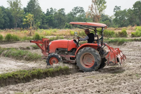 Los Agricultores Tailandeses Están Usando Tractor Para Preparar Suelo Para —  Fotos de Stock