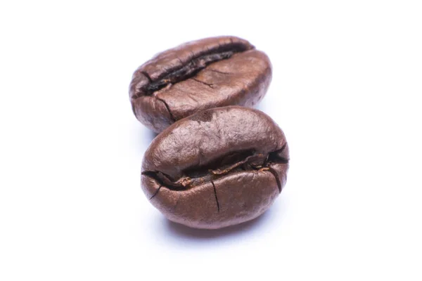 白い背景に隔離されたマクロを閉じ込めたコーヒー豆 — ストック写真