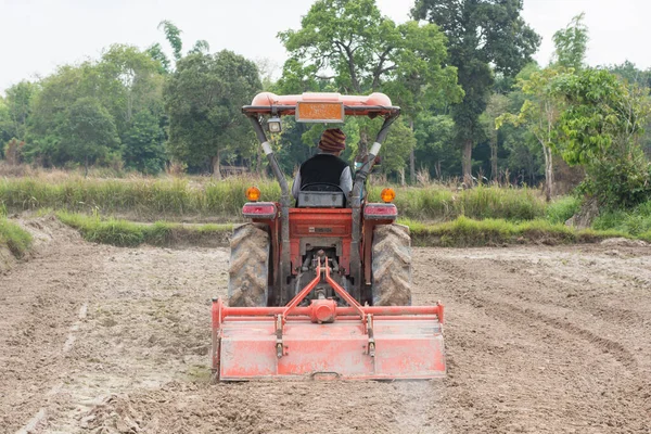 Los Agricultores Tailandeses Están Usando Tractor Para Preparar Suelo Para —  Fotos de Stock