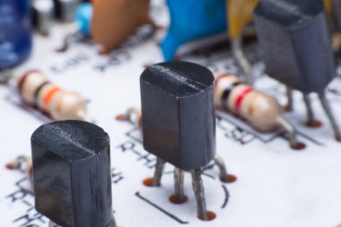 Elektronik donanımı kapatın. beyaz devre kartındaki transistör