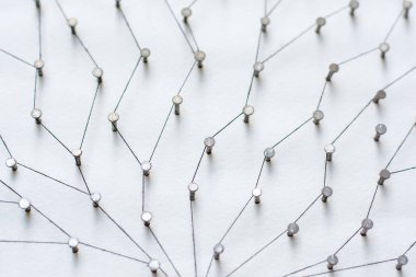 Varlıkları birbirine bağlayan. Ağ, ağ, sosyal medya, internet iletişimi soyut. Daha büyük bir ağa bağlı küçük bir ağ. Kağıt üzerinde siyah bir renkle pamukla birbirine bağlanmış.