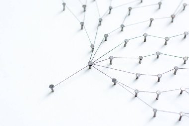 Varlıkları birbirine bağlayan. Ağ, ağ, sosyal medya, internet iletişimi soyut. Daha büyük bir ağa bağlı küçük bir ağ. Kağıt üzerinde siyah bir renkle pamukla birbirine bağlanmış.
