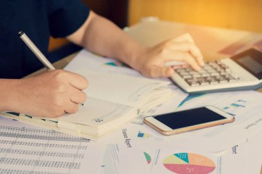 Hesap makinesi ve yazma kullanan kadın elini hesap makinesiyle not et