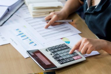 Hesap makinesi ve yazma kullanan kadın elini hesap makinesiyle not et