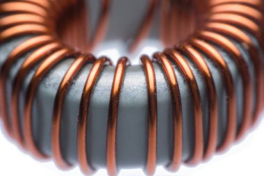 Beyaz arkaplanda izole edilmiş indüktör bakır bobinleri kapat