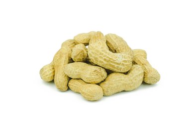 Beyaz arka planda soyulmuş ve izole edilmiş yerfıstıkları.