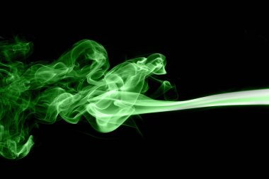 Siyah arkaplanda yeşil duman