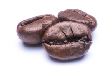 Kahve çekirdeğini yakın plan beyaz arka planda izole edilmiş makro.