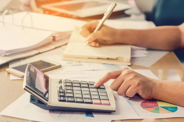 Mano Mujer Usando Calculadora Escritura Anotar Con Calcular — Foto de Stock