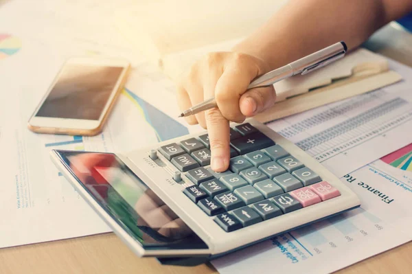 Mano Mujer Usando Calculadora Escritura Anotar Con Calcular — Foto de Stock