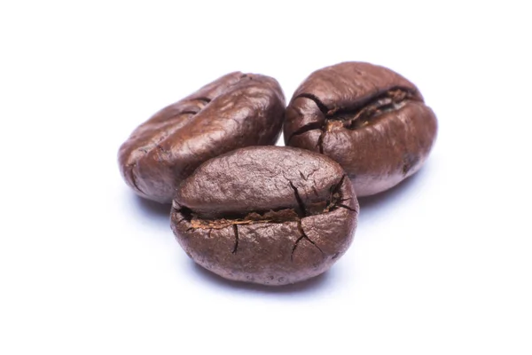 白い背景に隔離されたマクロを閉じ込めたコーヒー豆 — ストック写真