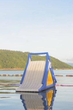 Arka planda dağ, Kanchanaburi ve Tayland 'da şişme su parkı 