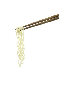 Çubuklarda beyaz arka planda izole edilmiş doğu erişteleri var.