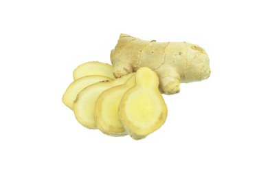 Beyaz arka planda izole edilmiş taze zencefil ve yığın dilimleri.