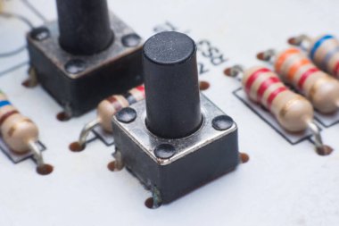 Elektronik bileşenler beyaz devre kartındaki elektronik donanımı çalıştırır