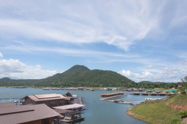 Tatil köyünde yüzen ahşap bir ev