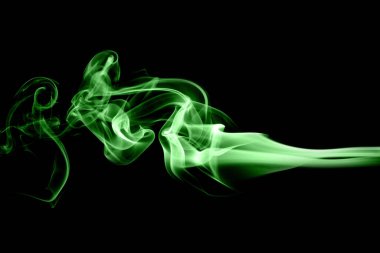 Siyah arkaplanda yeşil duman