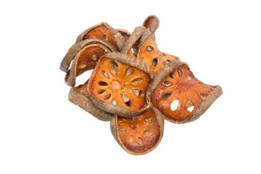 Beyaz zemin üzerinde kuru Bael Meyve Çayı (Aegle marmelos) izole