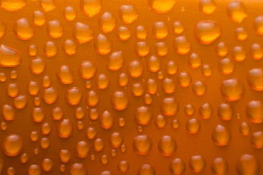 Turuncu alüminyum kutudaki su damlalarını kapat