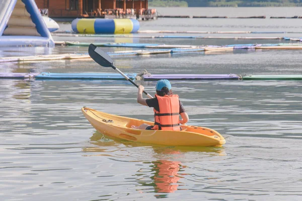 Jovem Mulher Casacos Vida Laranja Caiaque Lago Jovem Feliz Canoagem — Fotografia de Stock