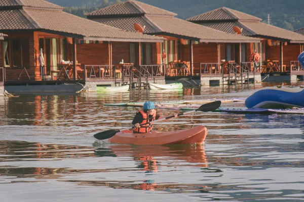Mujer Joven Con Chalecos Salvavidas Color Naranja Kayak Lago Feliz — Foto de Stock