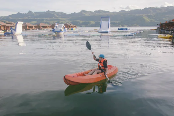 Mujer Joven Con Chalecos Salvavidas Color Naranja Kayak Lago Feliz — Foto de Stock