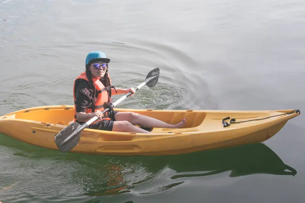 Mujer Joven Con Chalecos Salvavidas Color Naranja Kayak Lago Feliz — Foto de Stock
